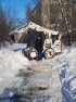 Олег Шаронов оказывает помощь в очистке от снега пешеходных зон по проспекту Строителей
